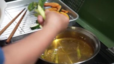 Sebze kızartan bir kadın.