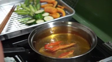 Sebze kızartan bir kadın.