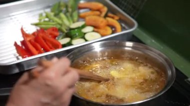 Sebze kızartan bir kadın.