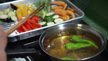 Sebze kızartan bir kadın.