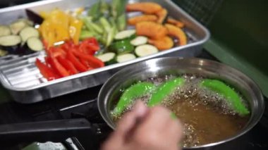 Sebze kızartan bir kadın.