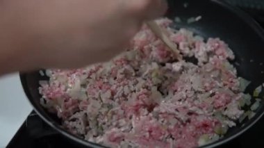 Kızarmış et ve soğan.