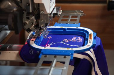 Elektrikli nakış makinesi kullanarak nakış.