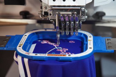 Elektrikli nakış makinesi kullanarak nakış.