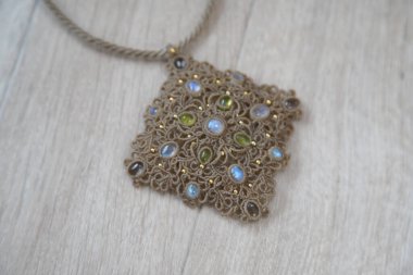 Makrome ören bir kadın resmi