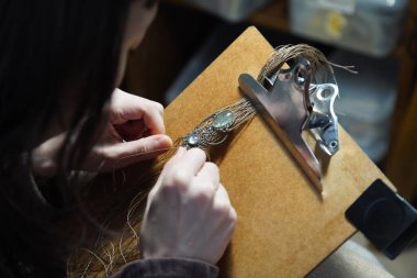 Makrome ören bir kadın resmi