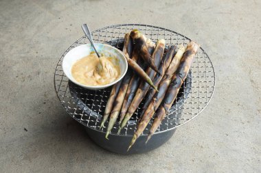 Kömürle kızartılmış bambu resmi