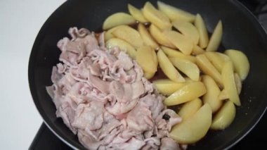 Teriyaki domuz eti ve patates yapıyorum.