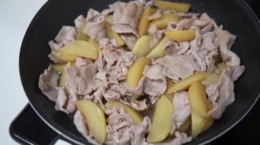 Teriyaki domuz eti ve patates yapıyorum.