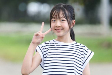 Gülümseyen ilkokul kızı imajı