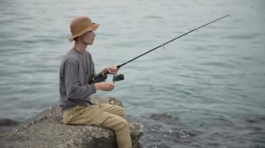 Denizde balık tutan adam