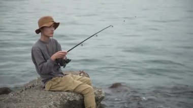 Denizde balık tutan adam