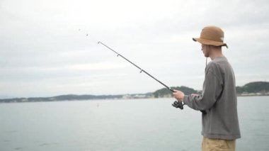 Denizde balık tutan adam