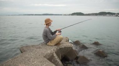 Denizde balık tutan adam