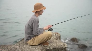 Denizde balık tutan adam