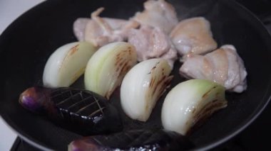 Kızarmış tavuk budu, soğan ve patlıcan.