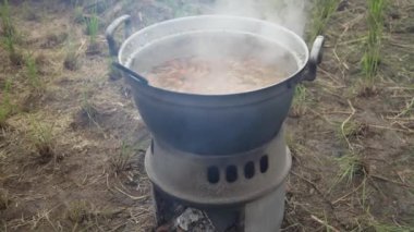 Büyük bir tencerede miso çorbası yapıyorum.