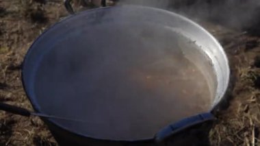 Büyük bir tencerede miso çorbası yapıyorum.