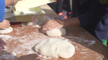 Taze pişmiş pirinç keklerini topların içine yuvarlıyorum.