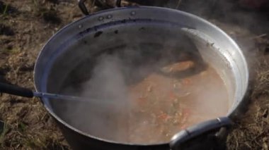 Büyük bir tencerede miso çorbası yapıyorum.