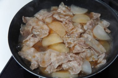 Domuz eti ve turp yapıyorum.