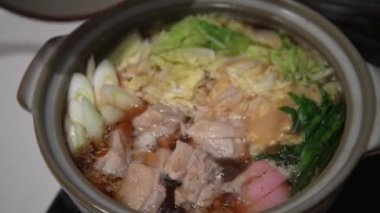 Tavuk ve lahana güveç yapıyorum.