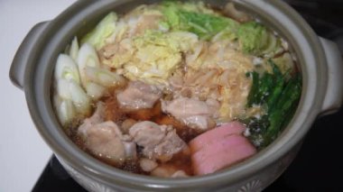 Tavuk ve lahana güveç yapıyorum.