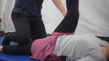 Erkek antrenör bir kadını geriyor.