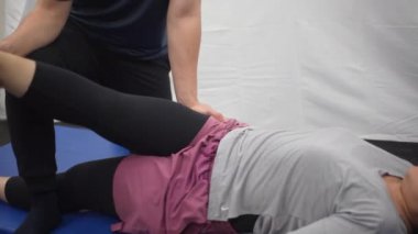 Erkek antrenör bir kadını geriyor.