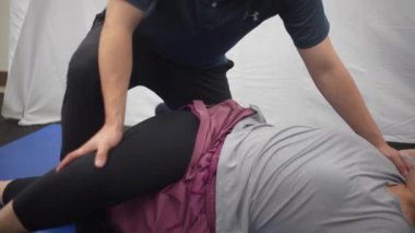 Erkek antrenör bir kadını geriyor.