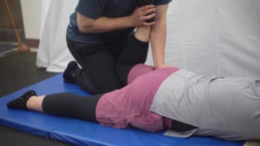 Erkek antrenör bir kadını geriyor.