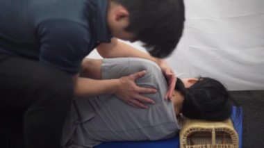 Erkek antrenör bir kadını geriyor.