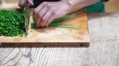 Çin soğanı kesen bir kadın.