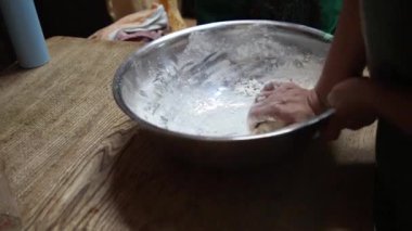 Gyoza ambalajları yapan bir kadın.