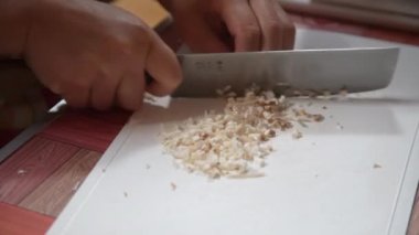 Bıçakla mantar kesen bir kadın.