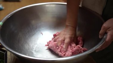 Hamur tatlısı yapan bir kadın