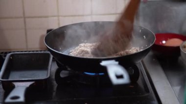 Soya fasulyesi hamuru kızartan bir kadın.