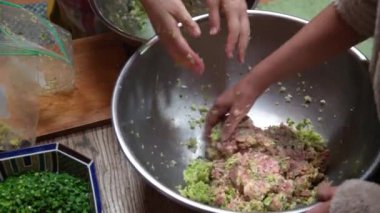 Hamur tatlısı yapan bir kadın