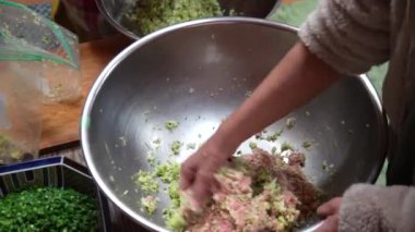 Hamur tatlısı yapan bir kadın