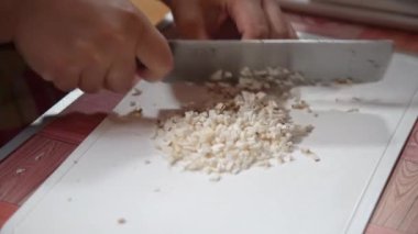 Bıçakla mantar kesen bir kadın.