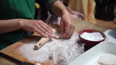 Gyoza ambalajları yapan bir kadın.