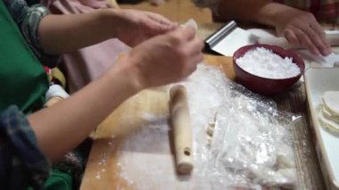 Gyoza ambalajları yapan bir kadın.