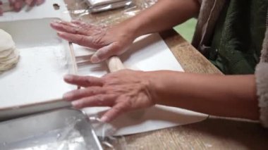 Gyoza ambalajları yapan bir kadın.
