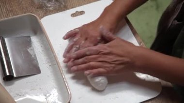 Gyoza ambalajları yapan bir kadın.