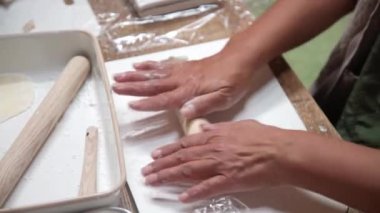 Gyoza ambalajları yapan bir kadın.