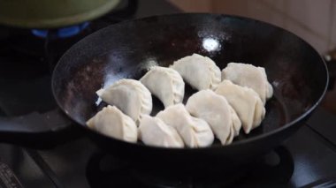 Mantı kızartan bir kadın.