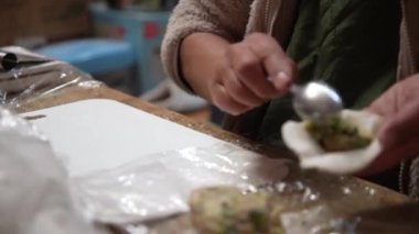 Mantı yapan bir kadın.