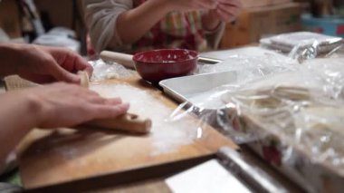 Gyoza ambalajları yapan bir kadın.