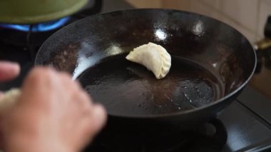 Mantı kızartan bir kadın.