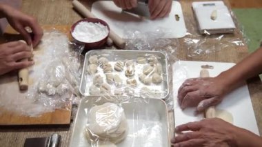 Gyoza ambalajları yapan bir kadın.